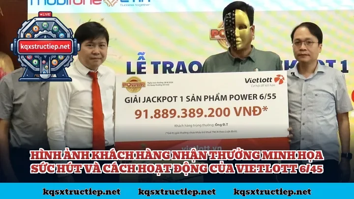 Hình ảnh khách hàng nhận thưởng minh họa sức hút và cách hoạt động của Vietlott 6/45