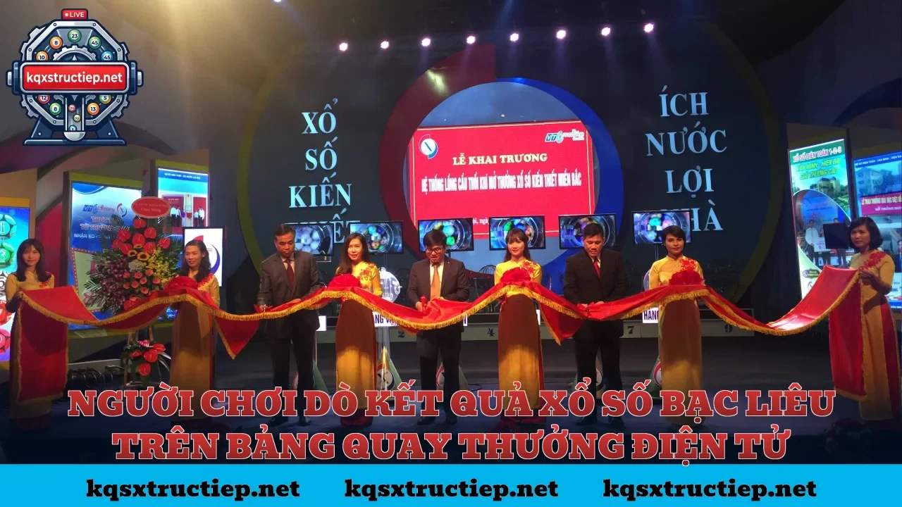 Người chơi dò kết quả xổ số Bạc Liêu trên bảng quay thưởng điện tử