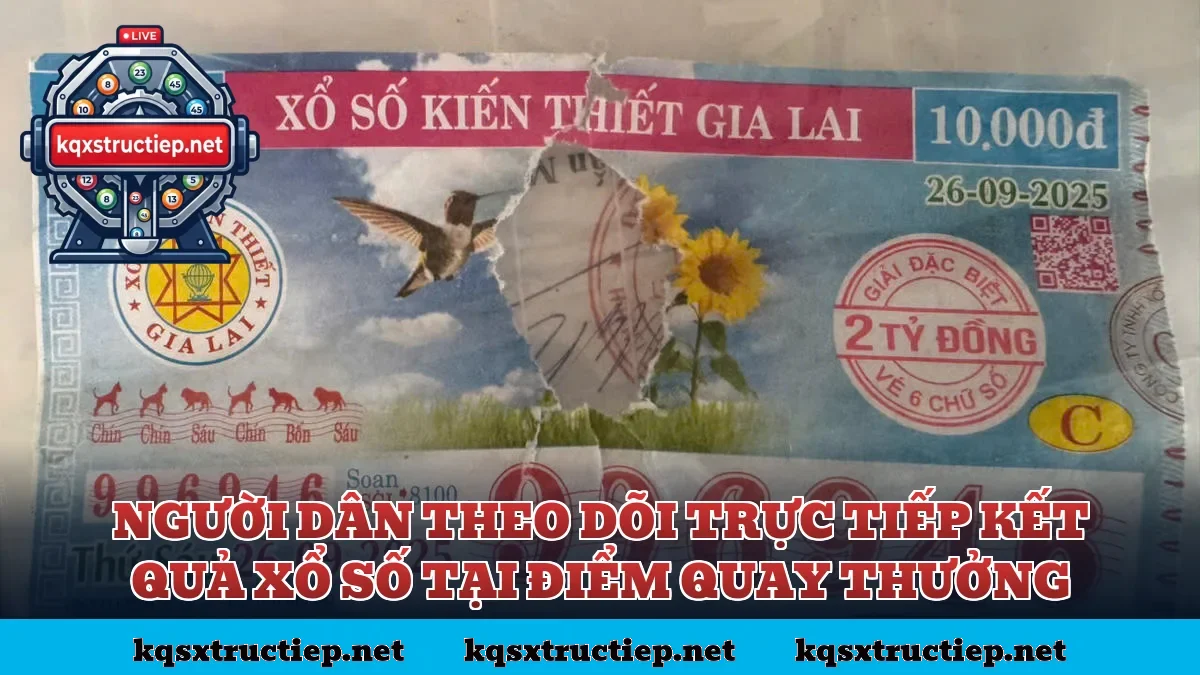 Người dân theo dõi trực tiếp kết quả xổ số tại điểm quay thưởng